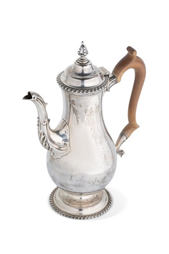 Lot 565 - An Elizabeth II silver coffee pot