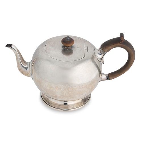 Lot 525 - A George V silver teapot