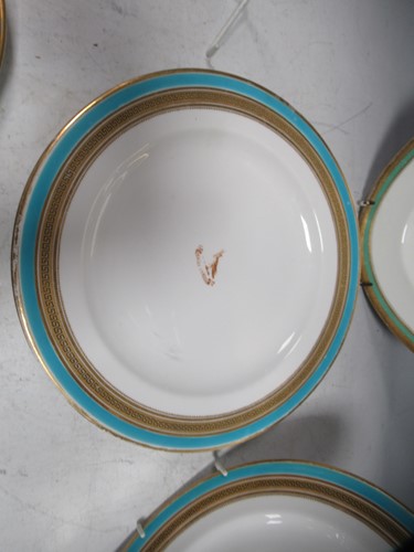 Lot 21 - Six late Victorian or Edwardian dinner plates...