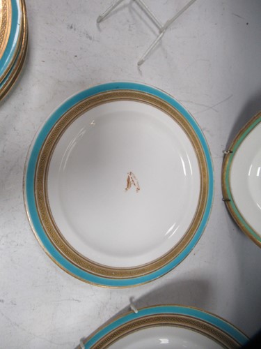 Lot 21 - Six late Victorian or Edwardian dinner plates...