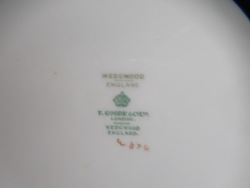 Lot 21 - Six late Victorian or Edwardian dinner plates...