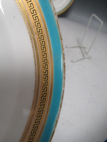 Lot 21 - Six late Victorian or Edwardian dinner plates...