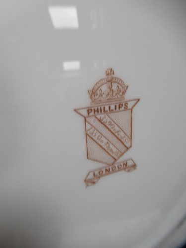 Lot 21 - Six late Victorian or Edwardian dinner plates...