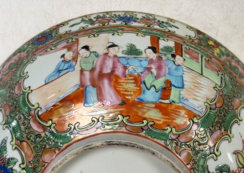Lot 13 - A Cantonese famille rose bowl, Qing Dynasty, 19th century