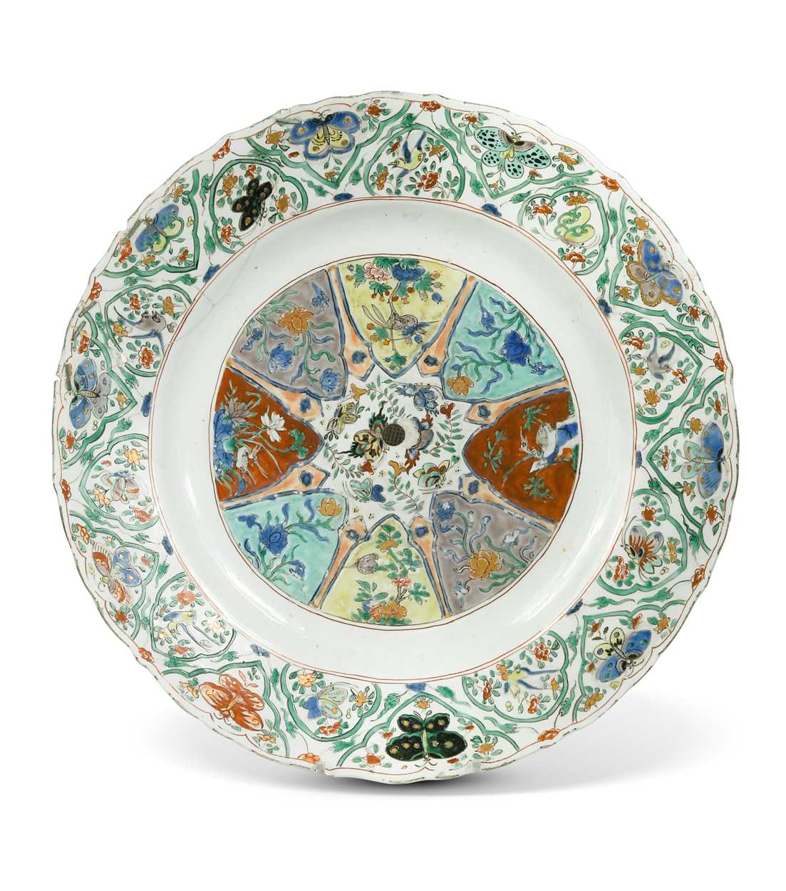 Lot 11 - A Chinese famille verte porcelain charger, Kangxi Emperor (1662-1722)
