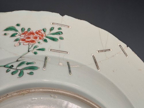 Lot 11 - A Chinese famille verte porcelain charger, Kangxi Emperor (1662-1722)