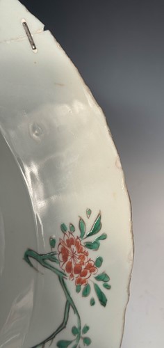 Lot 11 - A Chinese famille verte porcelain charger, Kangxi Emperor (1662-1722)