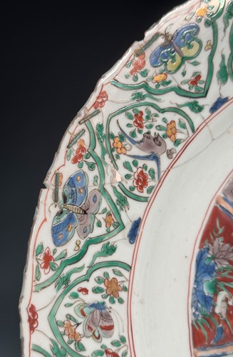 Lot 11 - A Chinese famille verte porcelain charger, Kangxi Emperor (1662-1722)