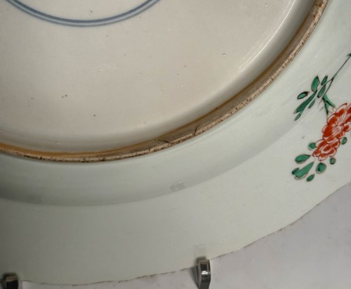 Lot 11 - A Chinese famille verte porcelain charger, Kangxi Emperor (1662-1722)