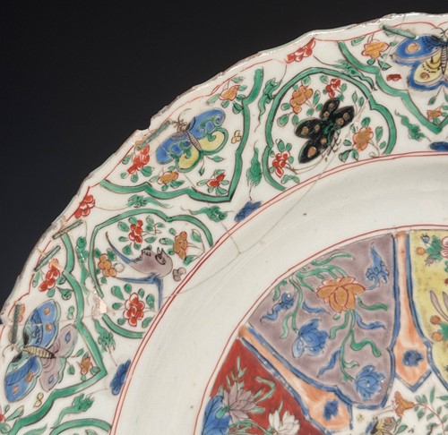 Lot 11 - A Chinese famille verte porcelain charger, Kangxi Emperor (1662-1722)