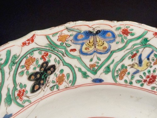 Lot 11 - A Chinese famille verte porcelain charger, Kangxi Emperor (1662-1722)