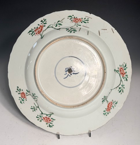 Lot 11 - A Chinese famille verte porcelain charger, Kangxi Emperor (1662-1722)