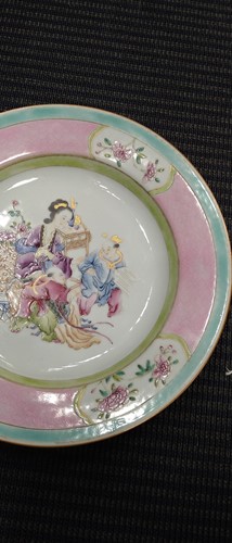 Lot 21 - Five Chinese porcelain export plates