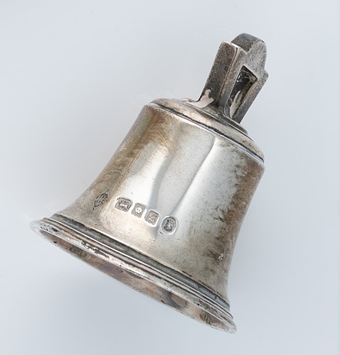 Lot 282 - A George V silver table bell