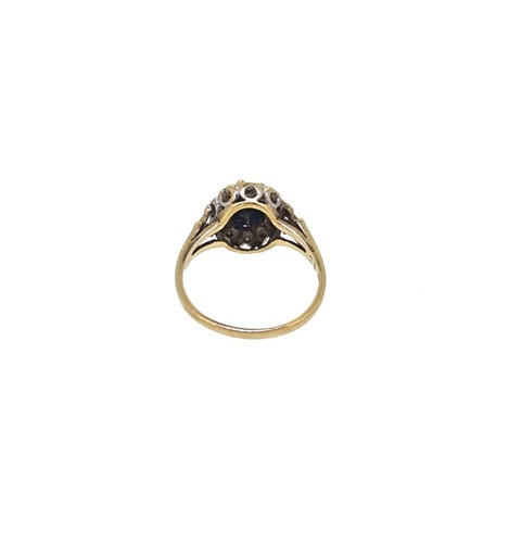 Lot 9 - A sapphire and diamond cluster ring