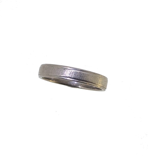 Lot 56 - An 18ct gold wedding band