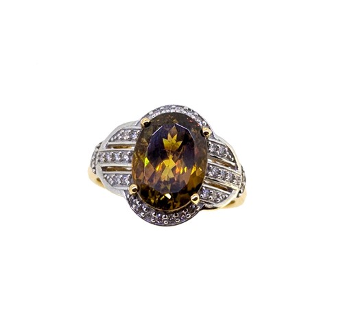 Lot 70 - An 18ct gold sphene and diamond ring