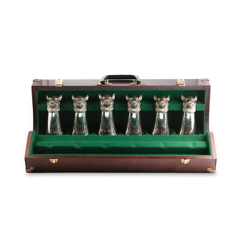 Lot 573 - A set of 6 Elizabeth II silver stirrup cups