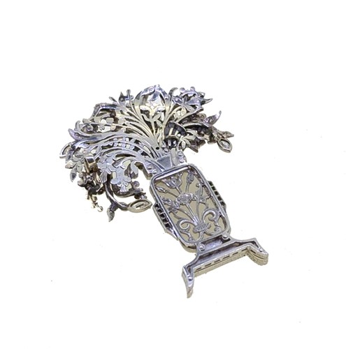 Lot 198 - An Art Deco diamond set giardinetti brooch