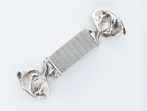 Lot 286 - A late 20th century silver novelty pill box