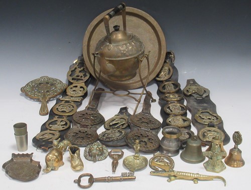 Lot 202 - A collection of vintage horse brasses...