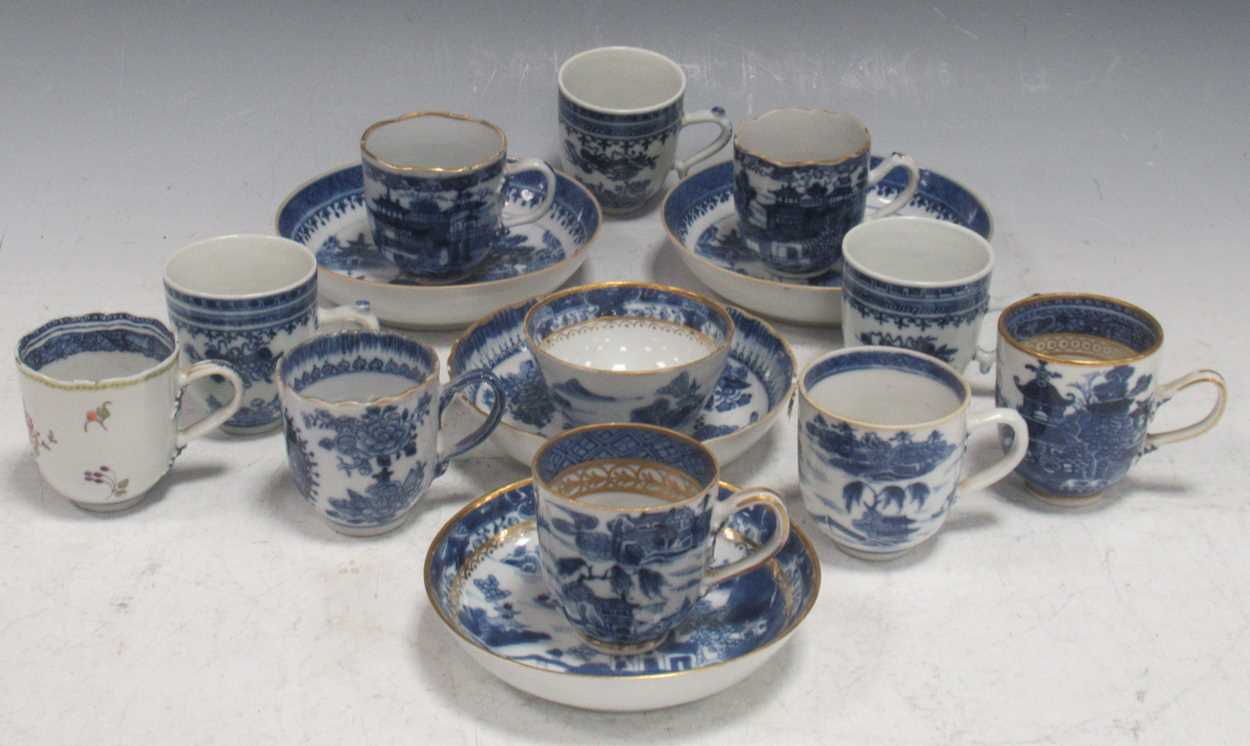 Lot 7 - A collection of Chinese blue and white tea...