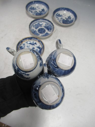 Lot 7 - A collection of Chinese blue and white tea...