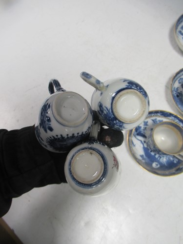 Lot 7 - A collection of Chinese blue and white tea...