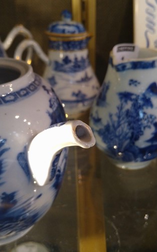 Lot 1 - A collection of Chinese blue and white tea...
