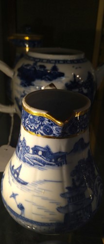 Lot 1 - A collection of Chinese blue and white tea...
