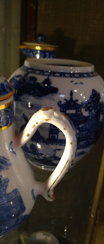 Lot 1 - A collection of Chinese blue and white tea...