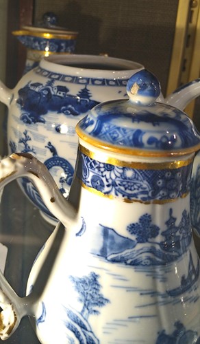 Lot 1 - A collection of Chinese blue and white tea...