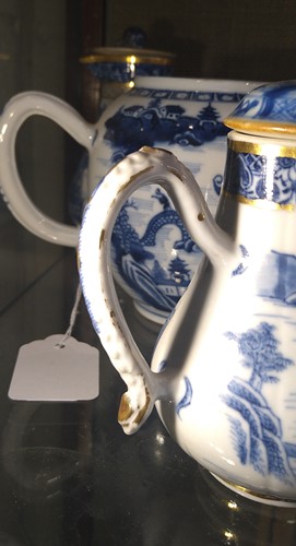 Lot 1 - A collection of Chinese blue and white tea...