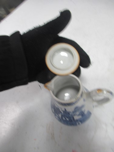 Lot 1 - A collection of Chinese blue and white tea...