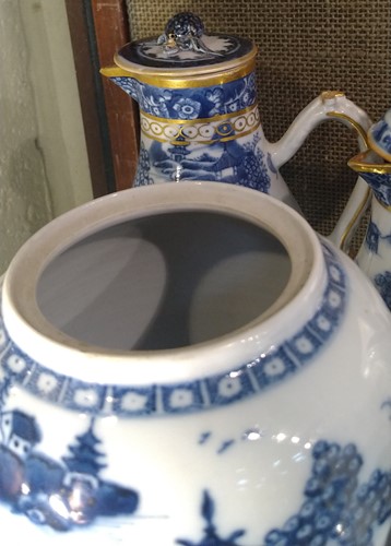 Lot 1 - A collection of Chinese blue and white tea...