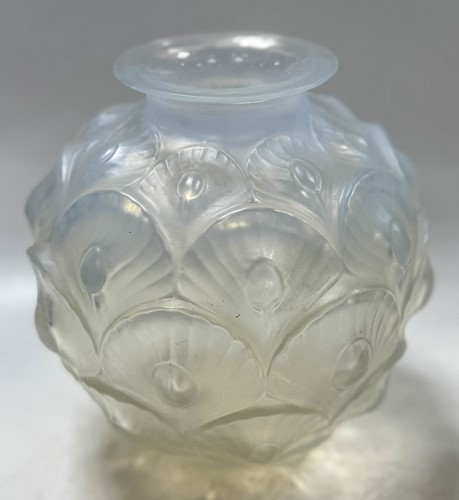 Lot 4 - Les Plumes, a Sabino frosted opalescent glass vase, circa 1930