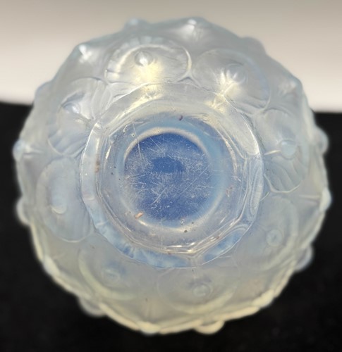 Lot 4 - Les Plumes, a Sabino frosted opalescent glass vase, circa 1930