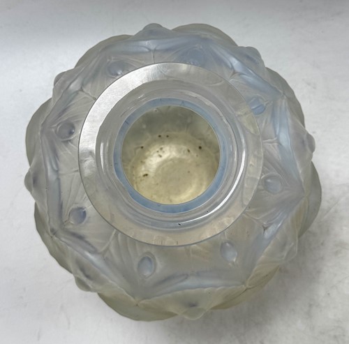 Lot 4 - Les Plumes, a Sabino frosted opalescent glass vase, circa 1930