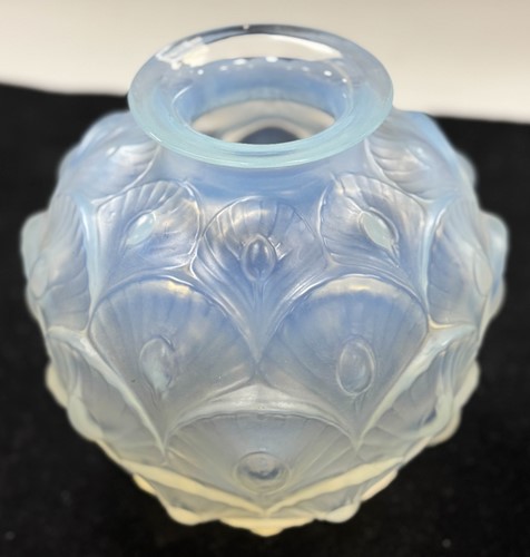 Lot 4 - Les Plumes, a Sabino frosted opalescent glass vase, circa 1930