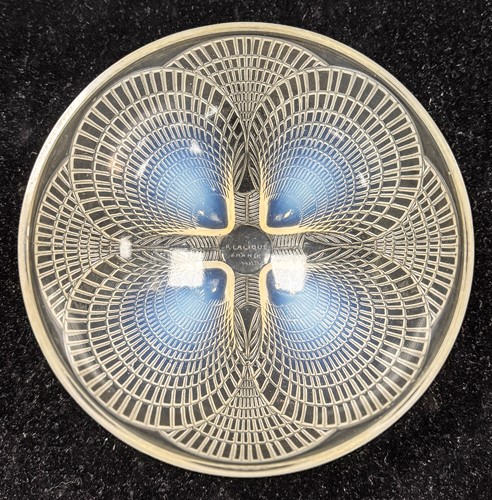 Lot 5 - Coquilles, an R. Lalique opalescent and polished glass bowl