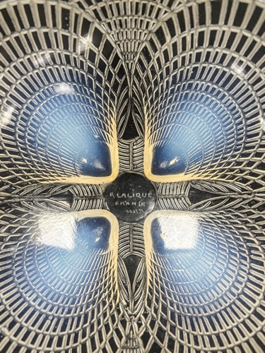 Lot 5 - Coquilles, an R. Lalique opalescent and polished glass bowl