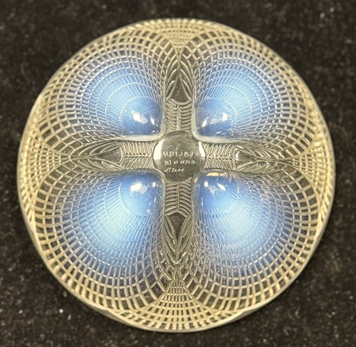 Lot 5 - Coquilles, an R. Lalique opalescent and polished glass bowl