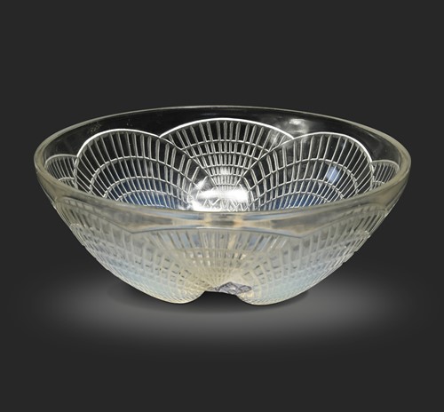 Lot 5 - Coquilles, an R. Lalique opalescent and polished glass bowl