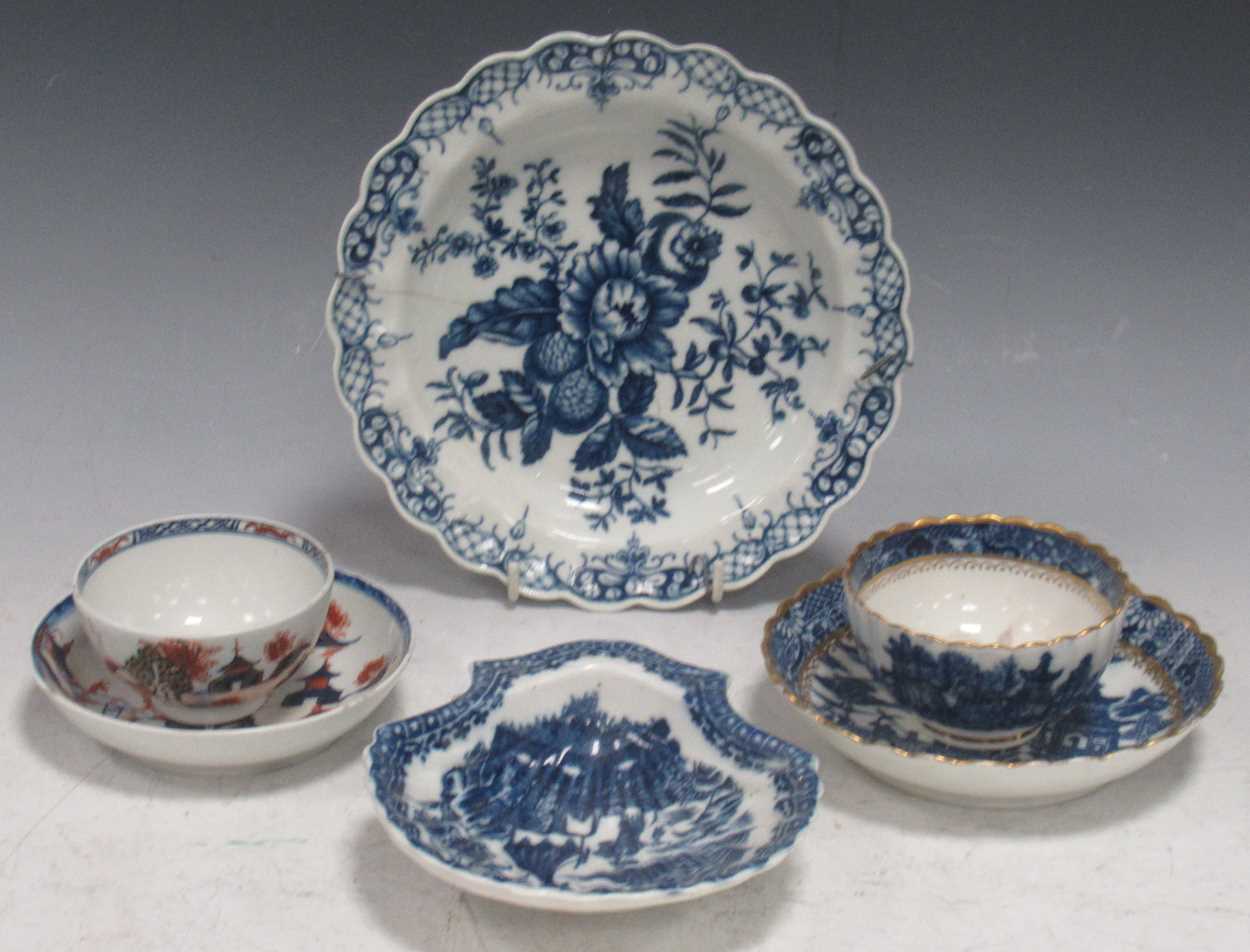 Lot 13 - A Worcester blue and white dish decorated with...