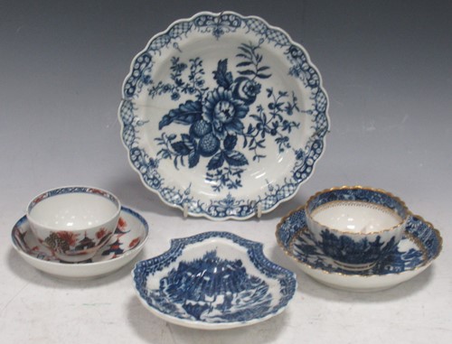 Lot 13 - A Worcester blue and white dish decorated with...