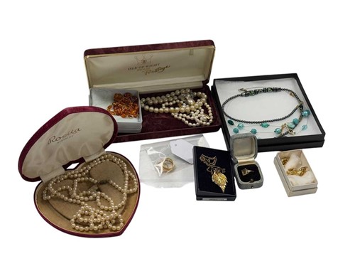 Lot 401 - A collection of costume/silver jewellery,...