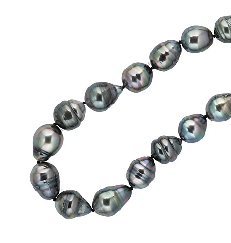 Lot 48 - A Tahitian pearl necklace