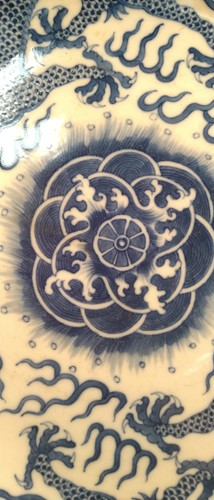 Lot 18 - A Chinese blue and white plate decorated with...