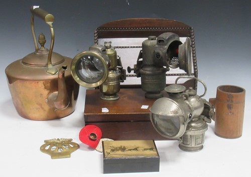 Lot 112 - Various collectors items to include three 20th...