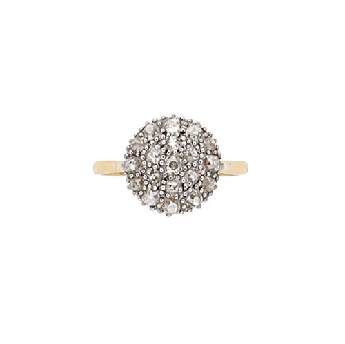 Lot 59 - A diamond set cluster ring
